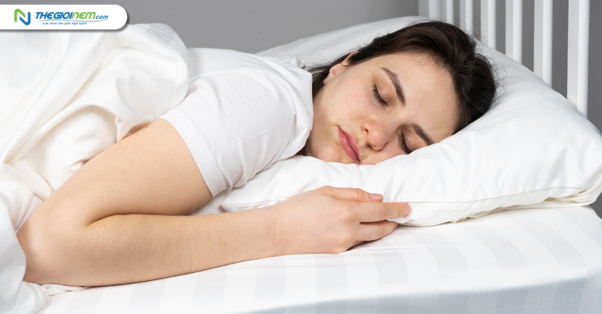 Người ngủ nằm sấp trên nệm với gối thấp 